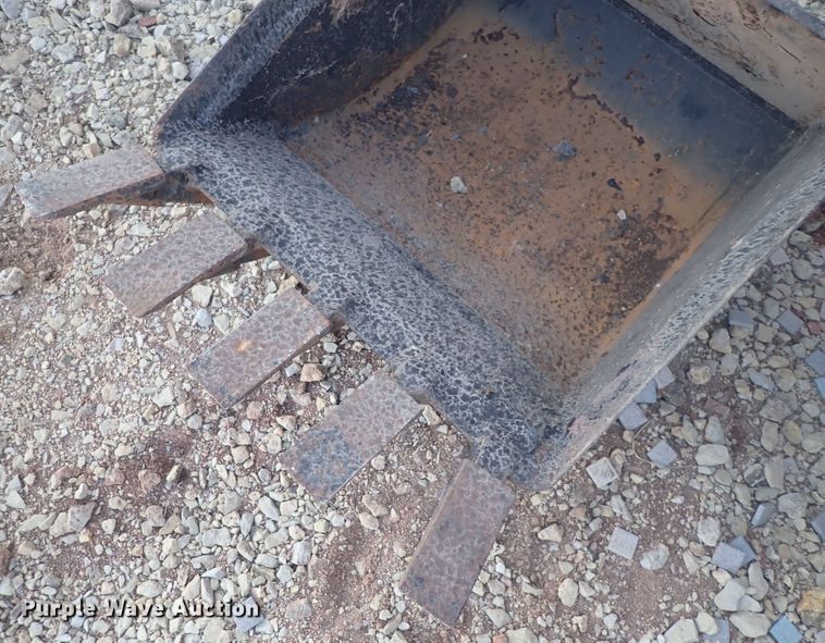 image for item MA9682 (2) mini excavator buckets