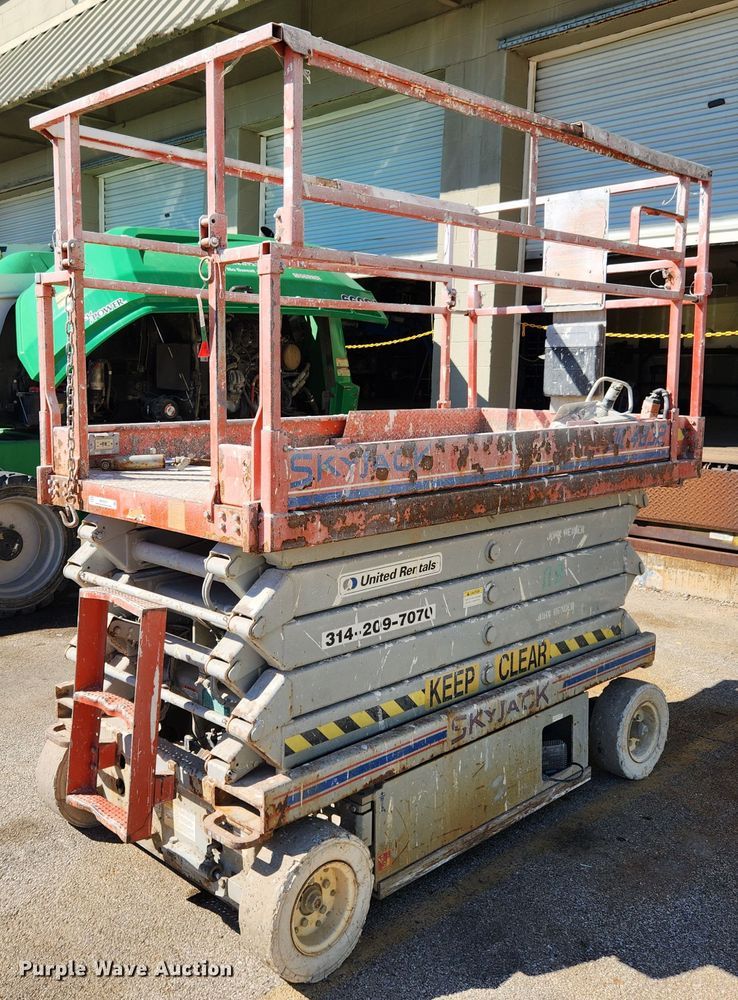 image for item MK9387 2000 Skyjack 4832  scissor lift