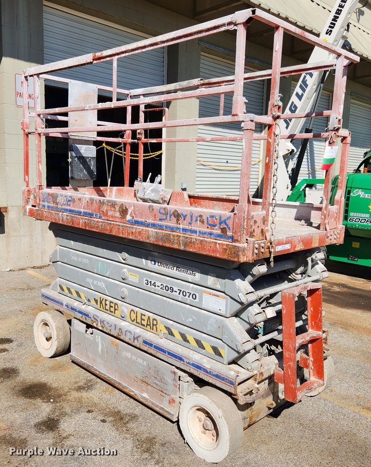 image for item MK9387 2000 Skyjack 4832  scissor lift