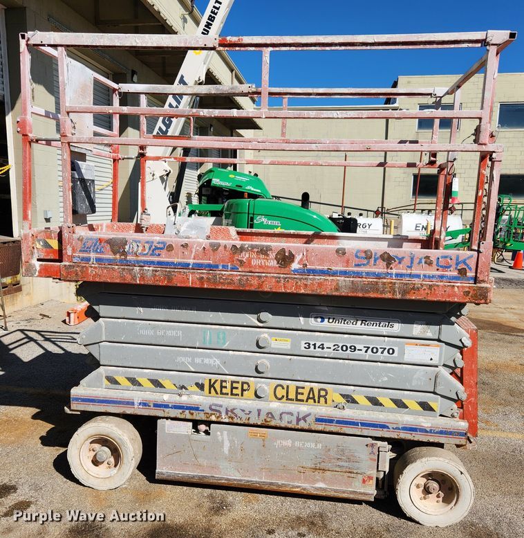 image for item MK9387 2000 Skyjack 4832  scissor lift