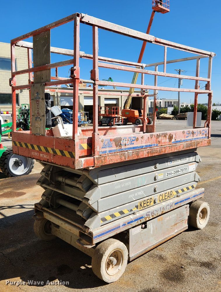 image for item MK9387 2000 Skyjack 4832  scissor lift