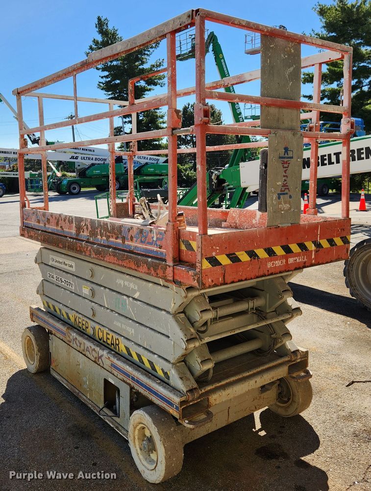 image for item MK9387 2000 Skyjack 4832  scissor lift
