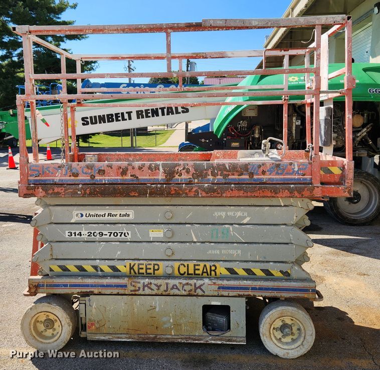image for item MK9387 2000 Skyjack 4832  scissor lift