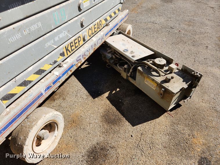 image for item MK9387 2000 Skyjack 4832  scissor lift