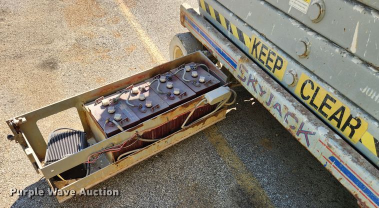 image for item MK9387 2000 Skyjack 4832  scissor lift