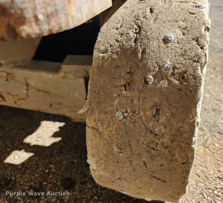 image for item MK9387 2000 Skyjack 4832  scissor lift