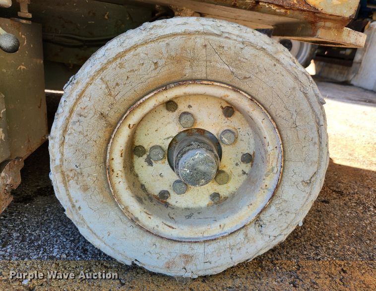 image for item MK9387 2000 Skyjack 4832  scissor lift