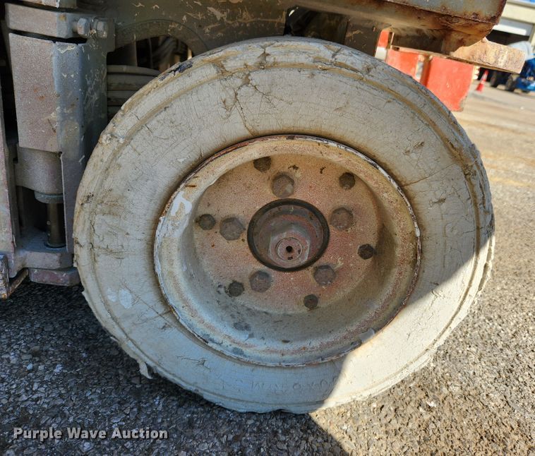 image for item MK9387 2000 Skyjack 4832  scissor lift