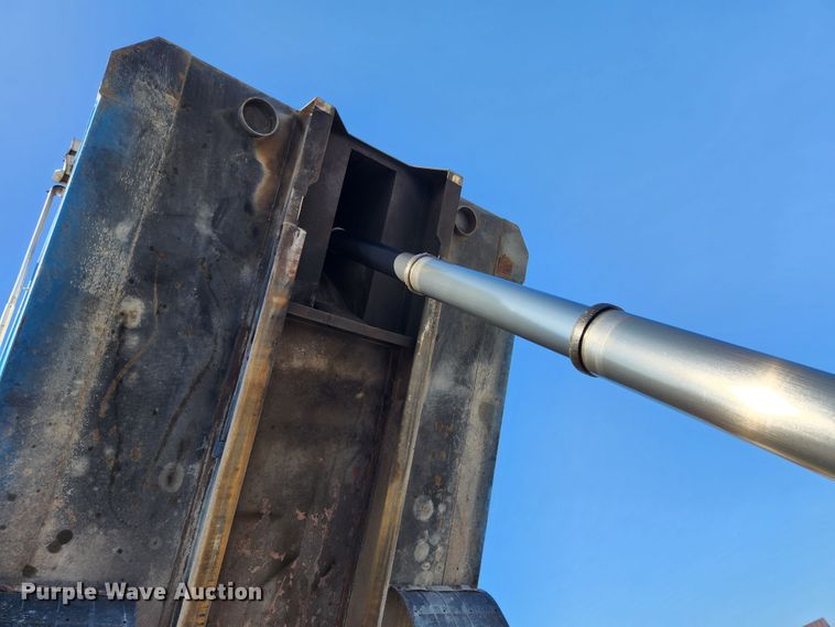 image for item MK9411 2005 Sterling L8500  dump truck