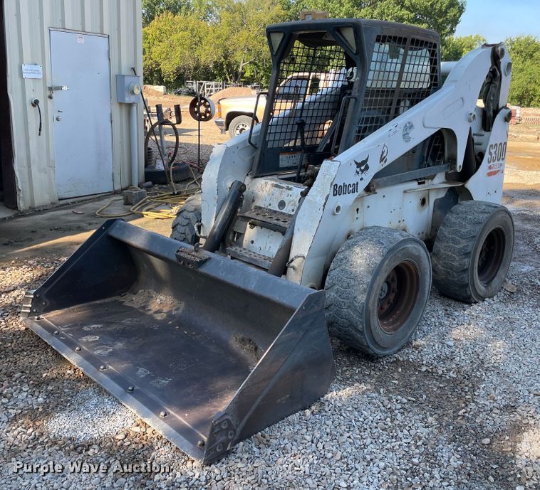 image for item MR9383 2002 Bobcat S300  skid steer loader