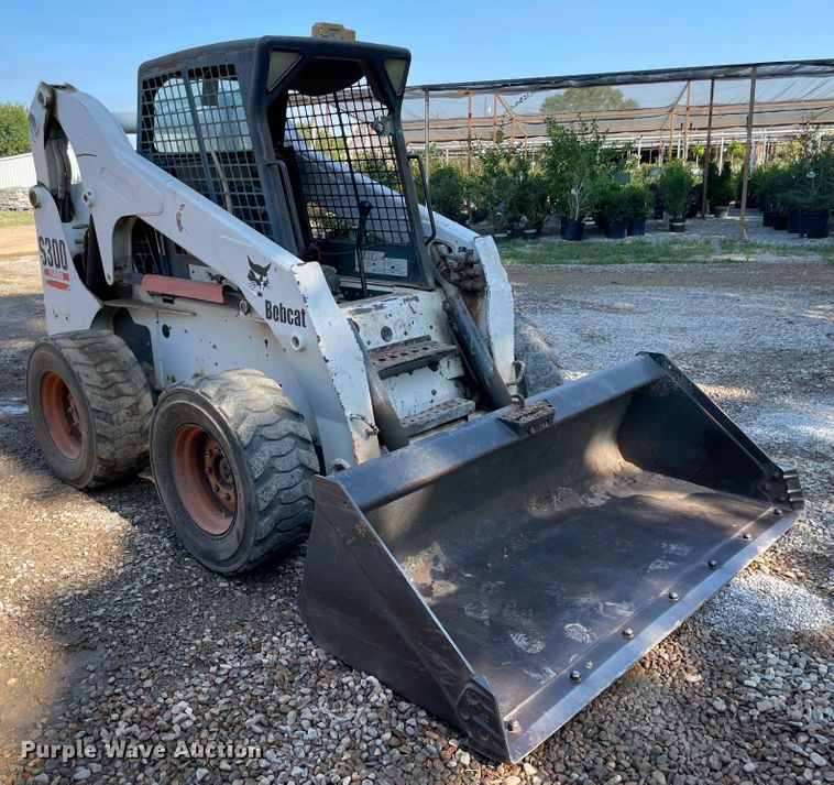 image for item MR9383 2002 Bobcat S300  skid steer loader