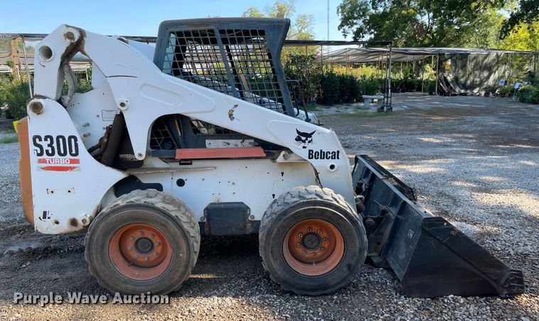 image for item MR9383 2002 Bobcat S300  skid steer loader