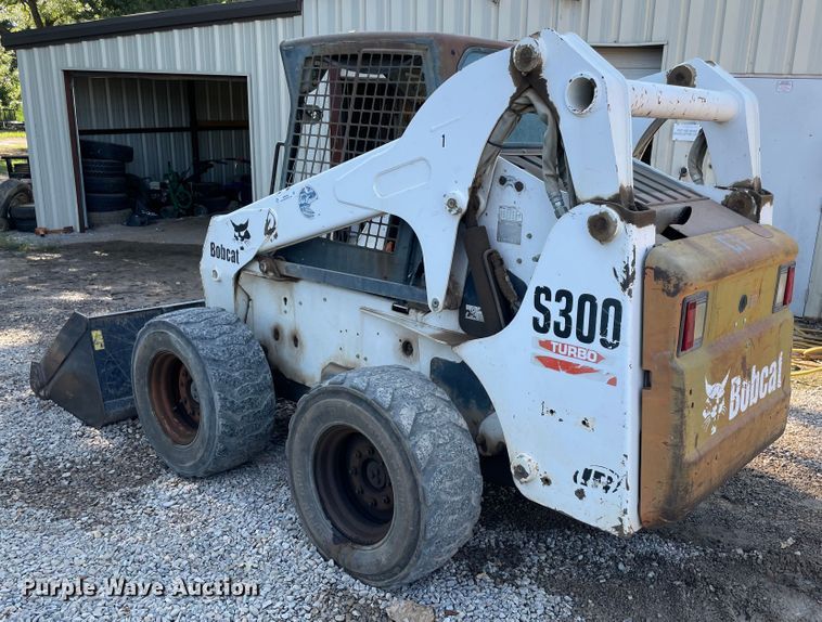 image for item MR9383 2002 Bobcat S300  skid steer loader