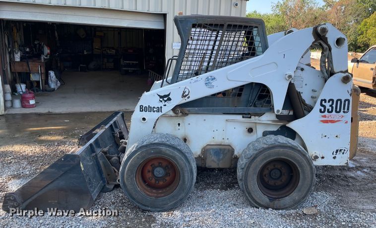 image for item MR9383 2002 Bobcat S300  skid steer loader
