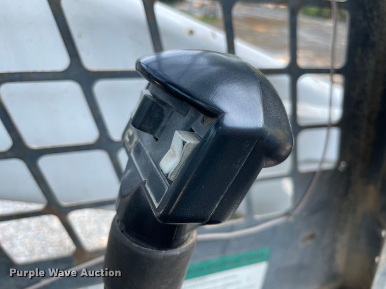 image for item MR9383 2002 Bobcat S300  skid steer loader