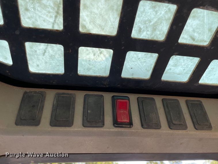 image for item MR9383 2002 Bobcat S300  skid steer loader