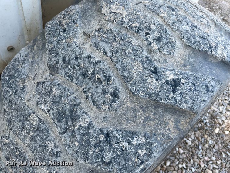 image for item MR9383 2002 Bobcat S300  skid steer loader