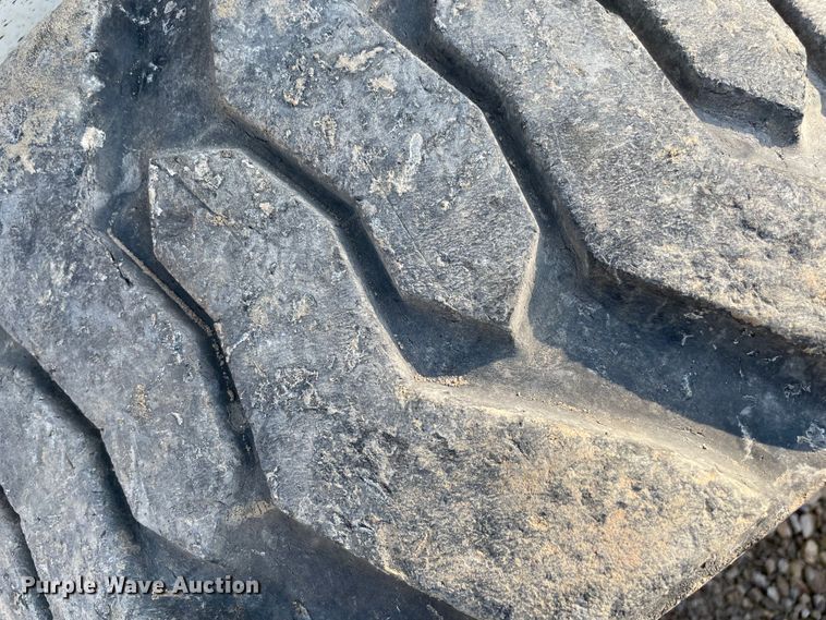 image for item MR9383 2002 Bobcat S300  skid steer loader