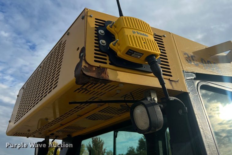 image for item MR9944 2013 John Deere 650K LGP  dozer