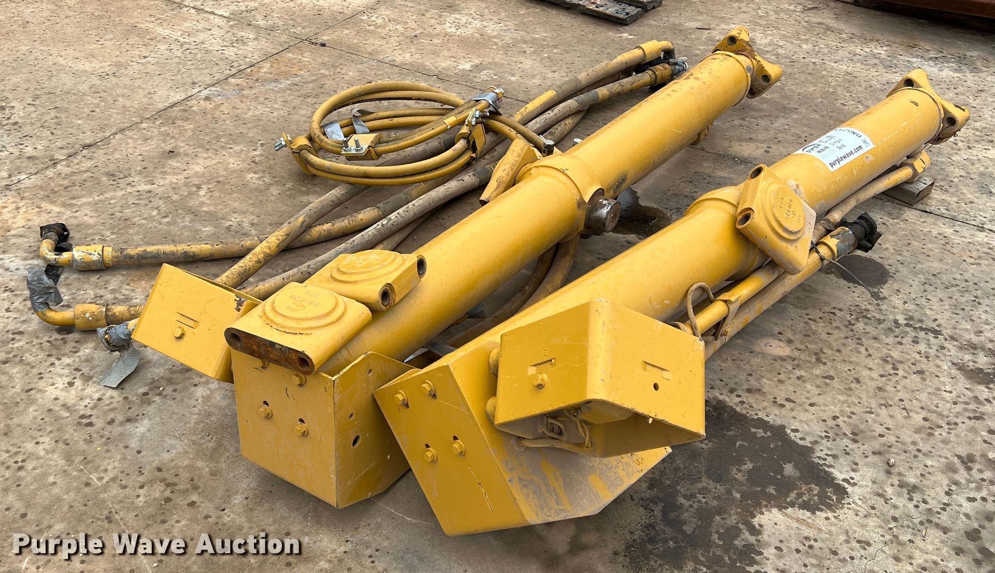 Hydraulic cylinders in Amarillo, TX Item DN5214 sold Purple Wave