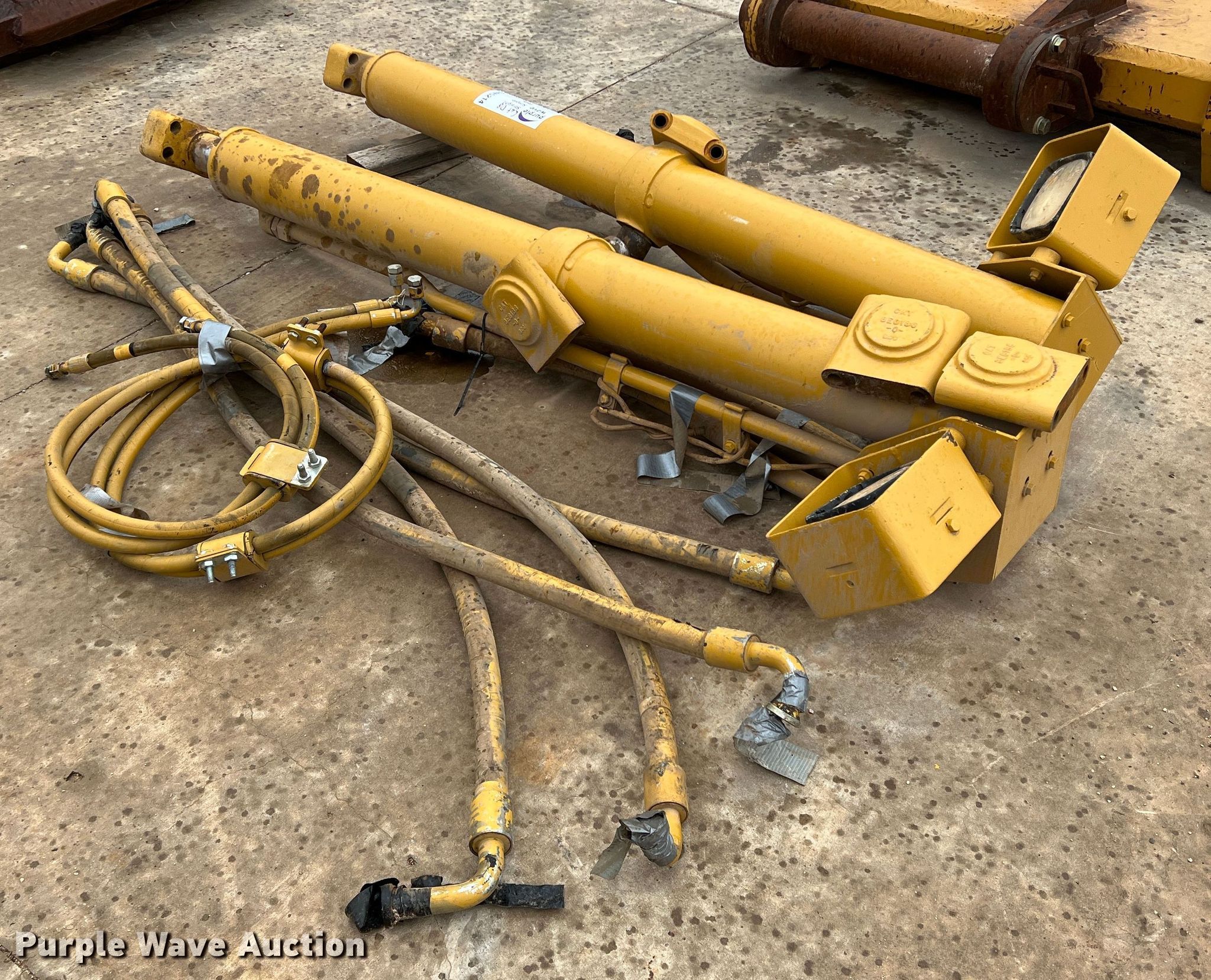 Hydraulic cylinders in Amarillo, TX Item DN5214 sold Purple Wave