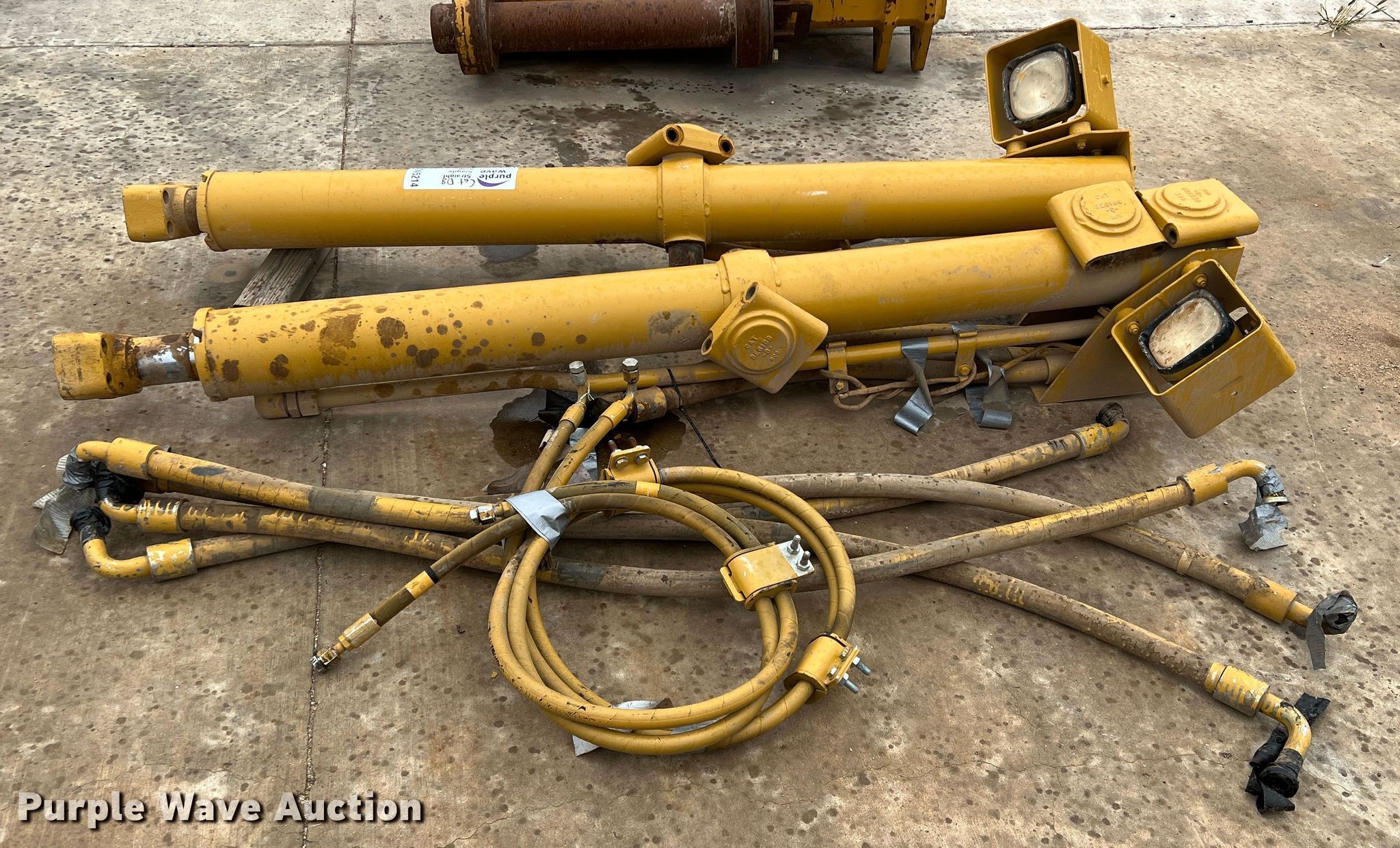 Hydraulic cylinders in Amarillo, TX Item DN5214 sold Purple Wave