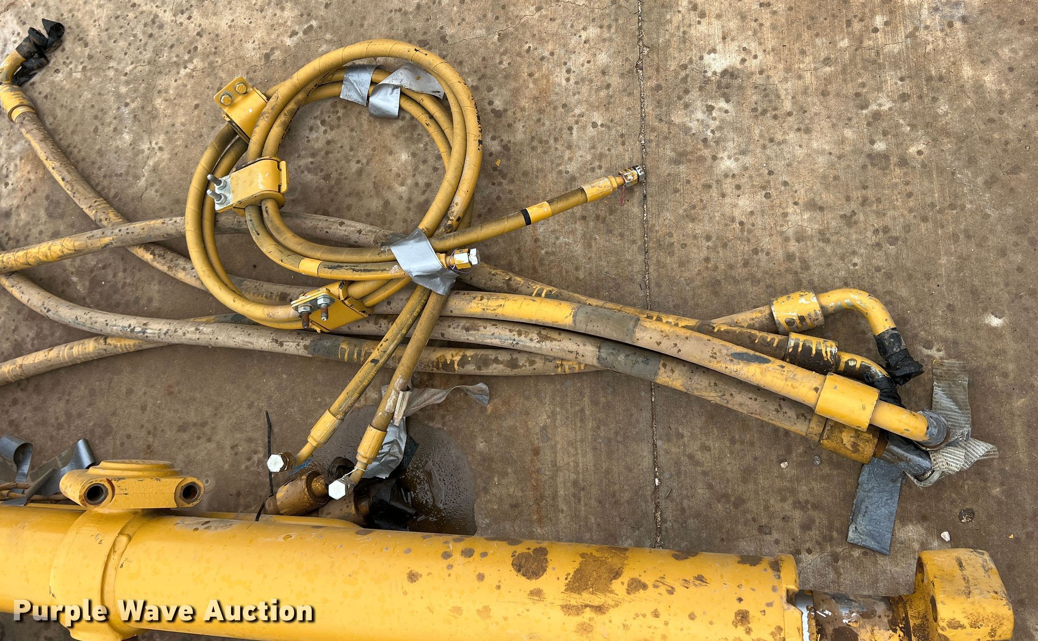 Hydraulic cylinders in Amarillo, TX Item DN5214 sold Purple Wave