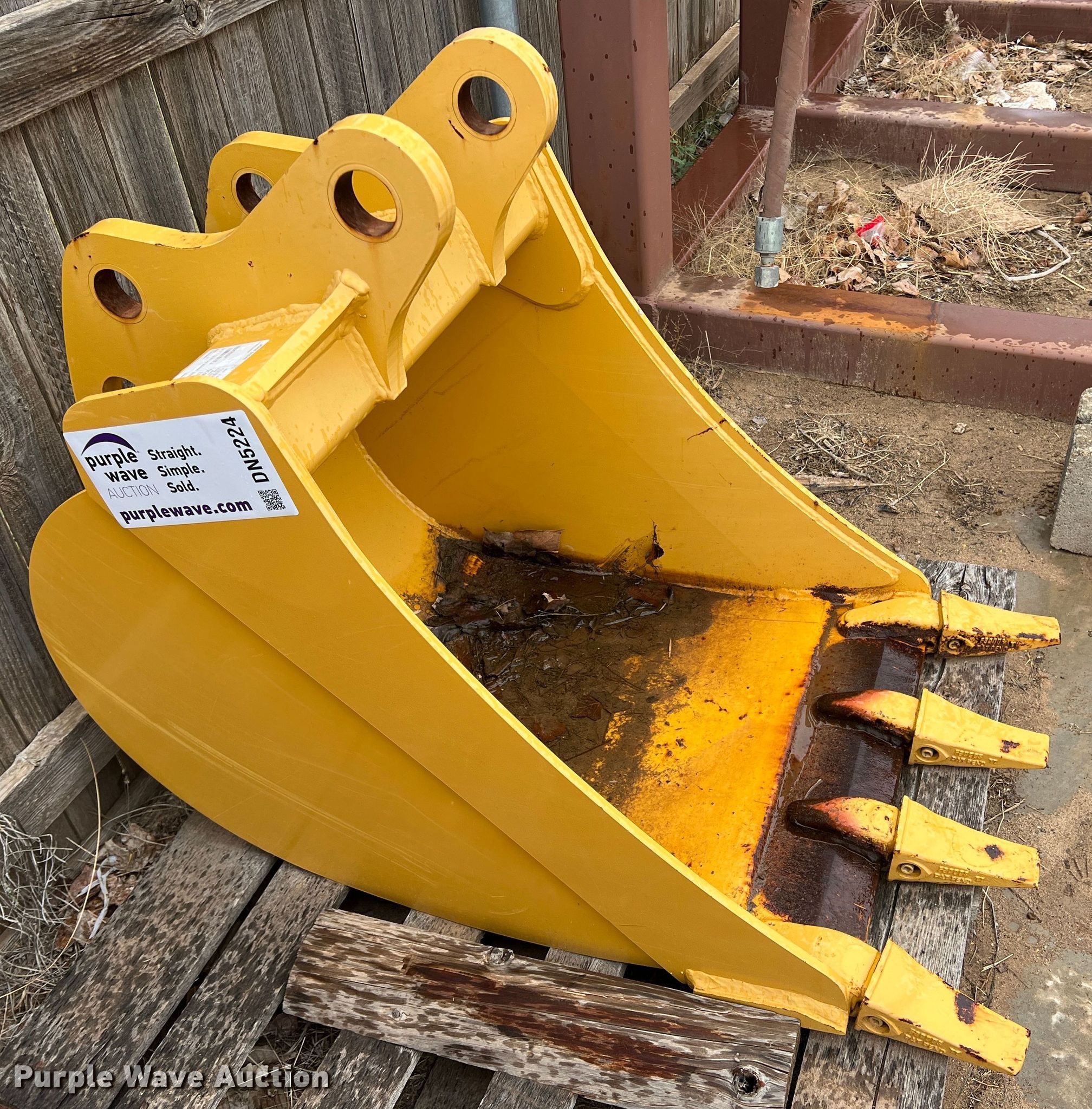 John Deere backhoe bucket in Amarillo, TX Item DN5224 sold Purple Wave