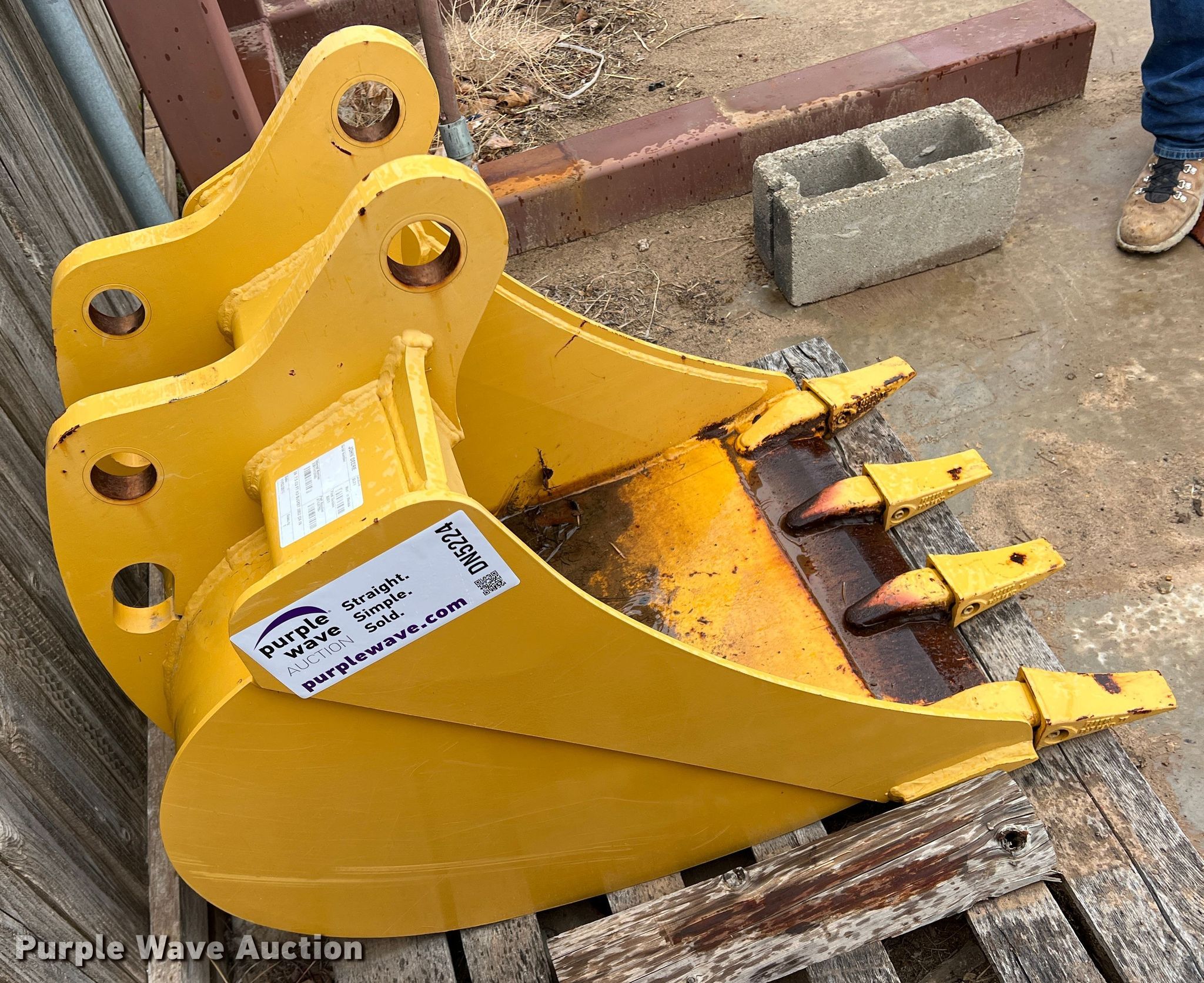 John Deere backhoe bucket in Amarillo, TX Item DN5224 sold Purple Wave