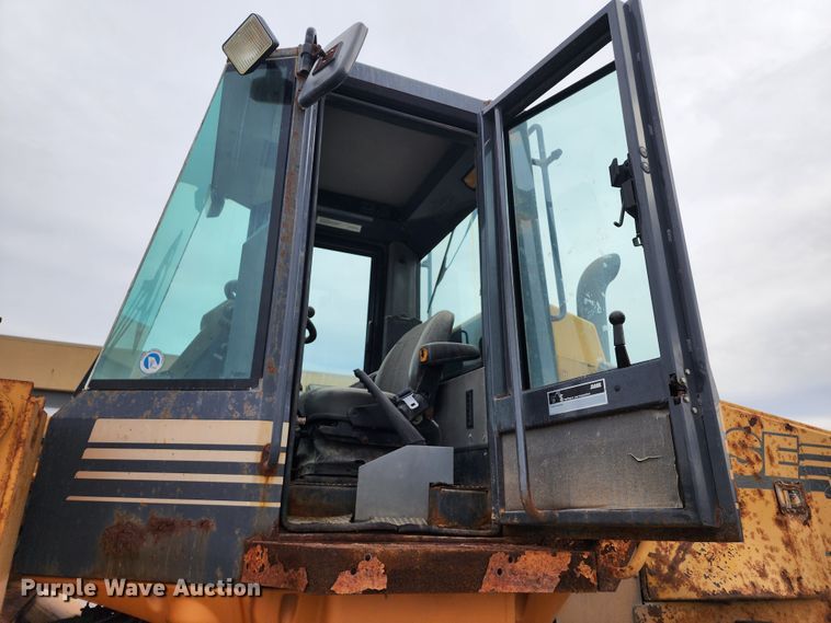 image for item DL6700 1996 Case 621B  wheel loader