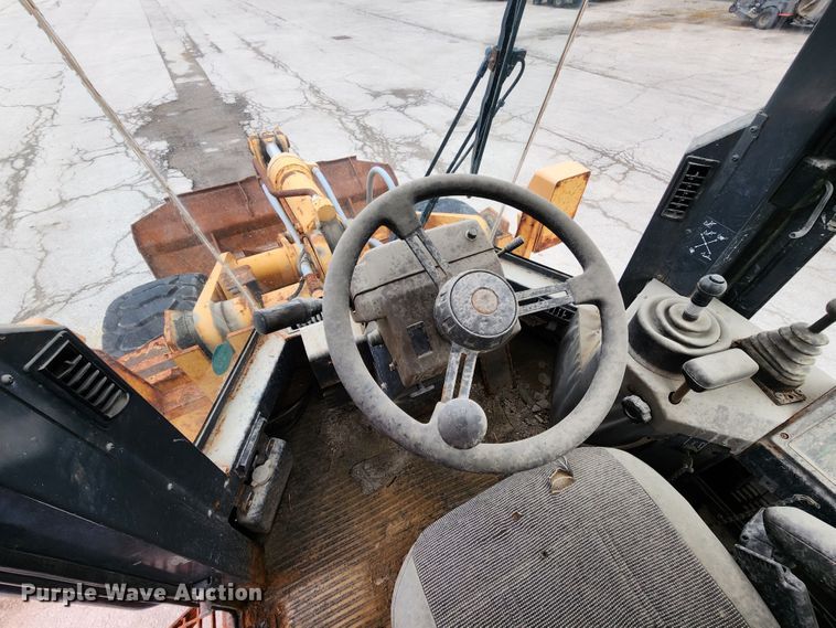 image for item DL6700 1996 Case 621B  wheel loader