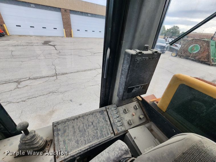 image for item DL6700 1996 Case 621B  wheel loader