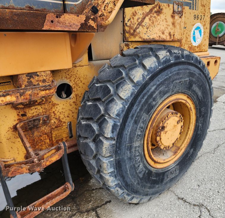 image for item DL6700 1996 Case 621B  wheel loader