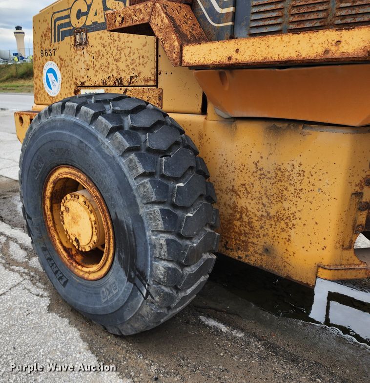 image for item DL6700 1996 Case 621B  wheel loader