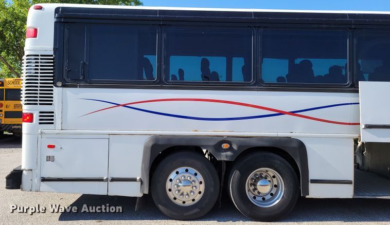 image for item DM2372 2000 Motor Coach Industries 102-DL3  coach bus