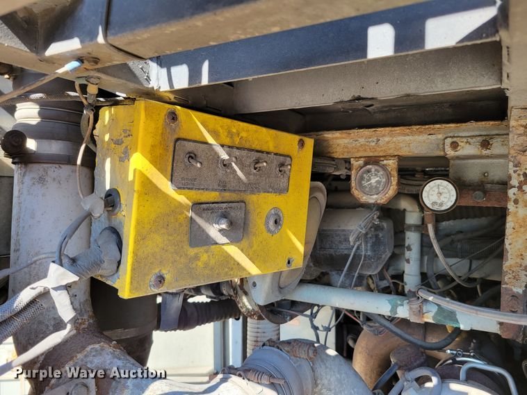 image for item DM2372 2000 Motor Coach Industries 102-DL3  coach bus