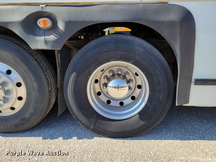 image for item DM2372 2000 Motor Coach Industries 102-DL3  coach bus