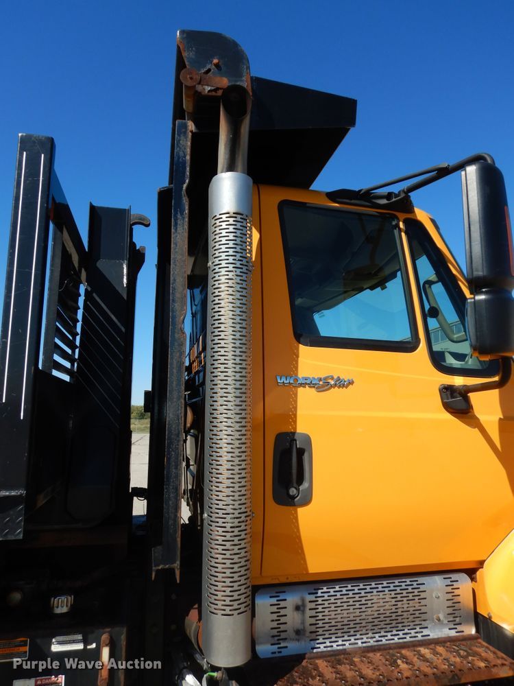 image for item DM3162 2013 International WorkStar 7300  hook lift truck