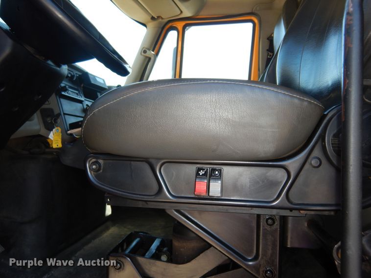 image for item DM3162 2013 International WorkStar 7300  hook lift truck