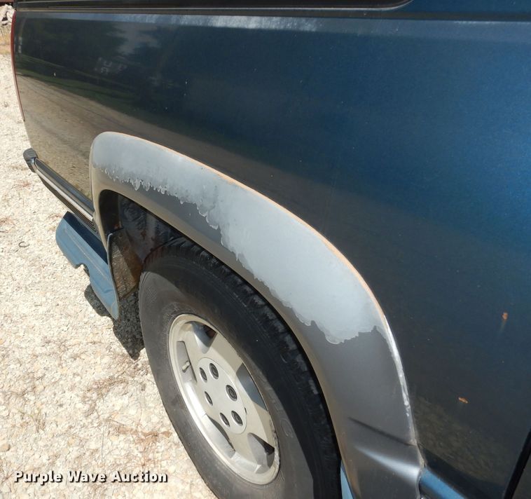 image for item DN1656 1995 Chevrolet Suburban K1500 LS  SUV