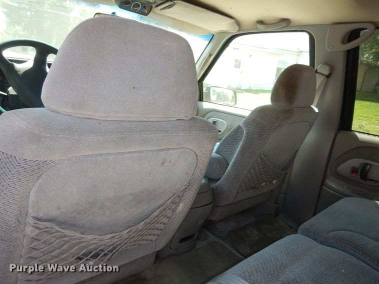 image for item DN1656 1995 Chevrolet Suburban K1500 LS  SUV