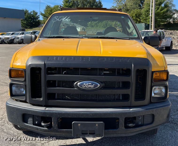 image for item DN7437 2008 Ford F250 Super Duty XL  utility bed pickup truck