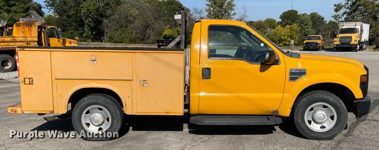 image for item DN7437 2008 Ford F250 Super Duty XL  utility bed pickup truck