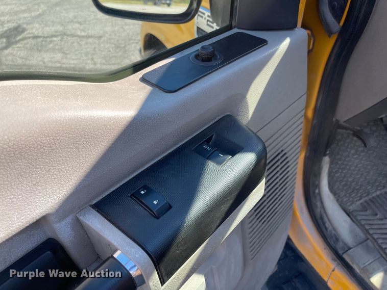 image for item DN7437 2008 Ford F250 Super Duty XL  utility bed pickup truck