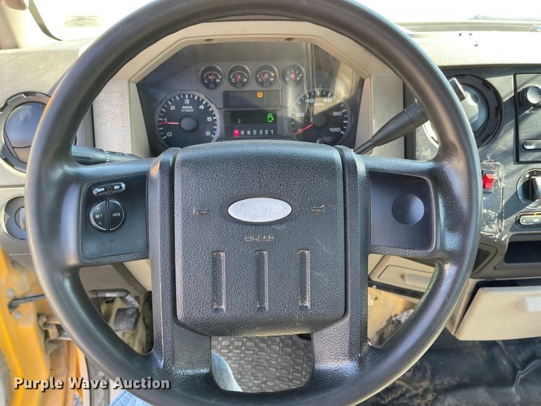 image for item DN7437 2008 Ford F250 Super Duty XL  utility bed pickup truck