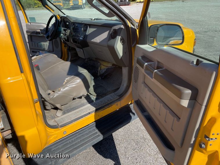 image for item DN7437 2008 Ford F250 Super Duty XL  utility bed pickup truck