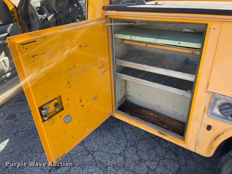 image for item DN7437 2008 Ford F250 Super Duty XL  utility bed pickup truck