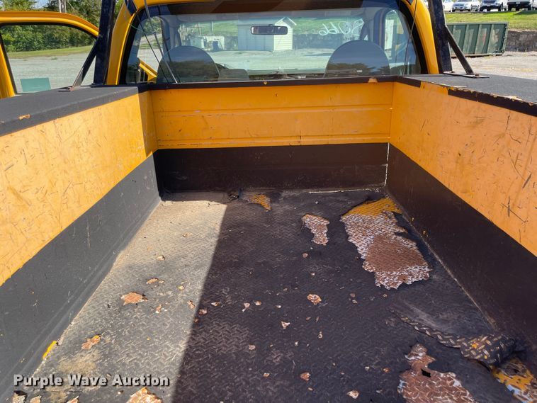 image for item DN7437 2008 Ford F250 Super Duty XL  utility bed pickup truck