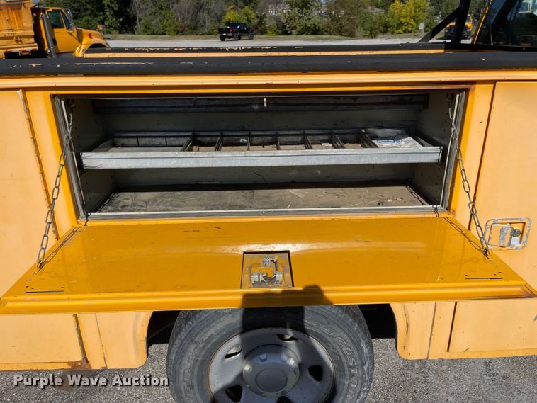 image for item DN7437 2008 Ford F250 Super Duty XL  utility bed pickup truck