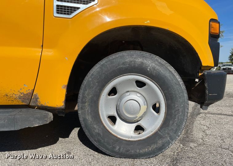 image for item DN7437 2008 Ford F250 Super Duty XL  utility bed pickup truck